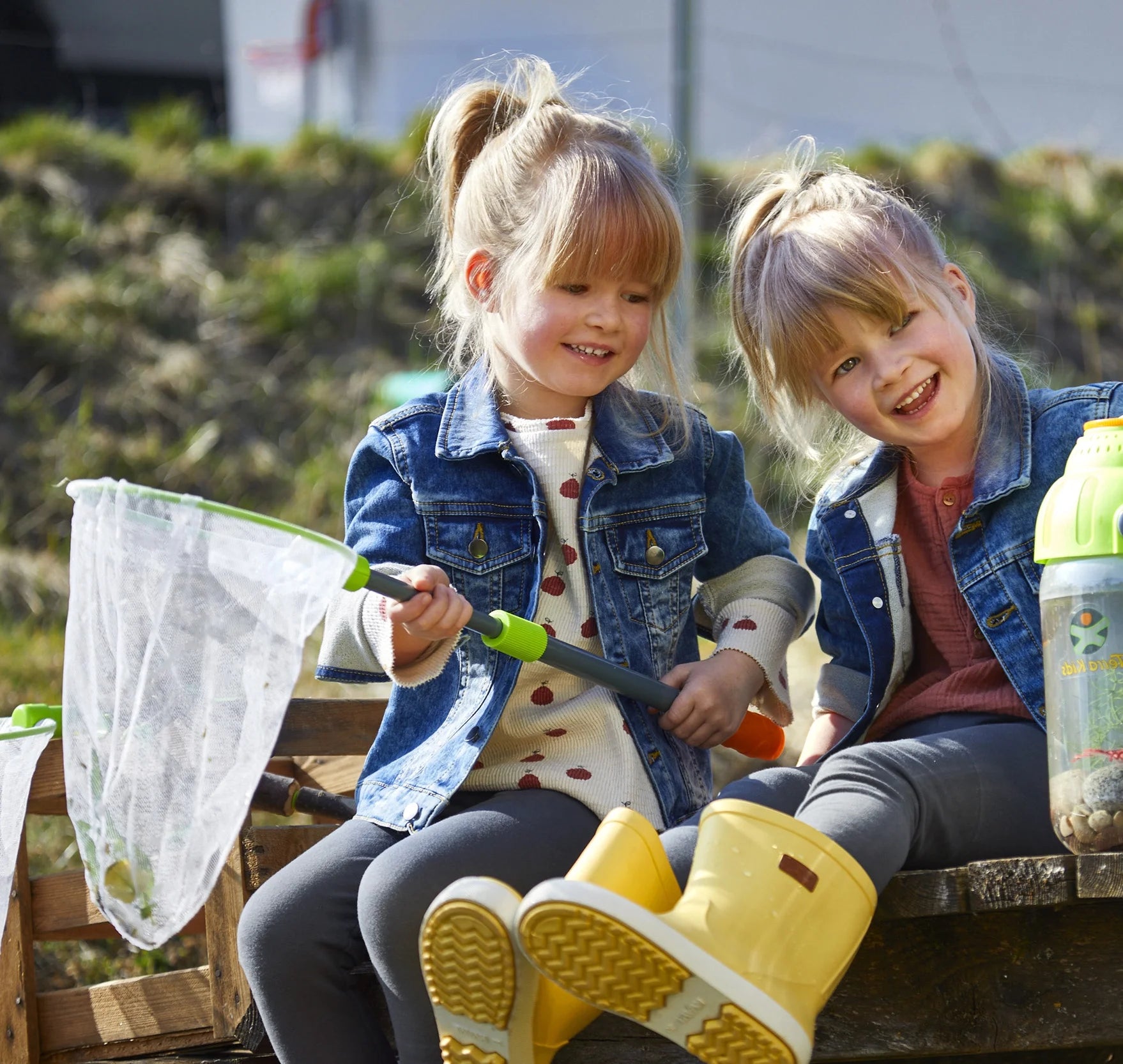 Terra Kids - Scoop Net with Sturdy Adjustable Handle - Great for Land & Water